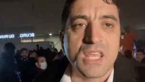 George Simion, scandal cu Poliția la Iași: ”Incredibil! Au venit și mascații? Suntem periculoși?”