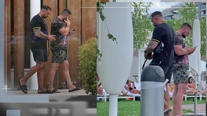 Alex Bodi și-a dat întâlnire cu ”frații” lui la piscină, dar a finalizat cu o... Narghilea în ploaie!