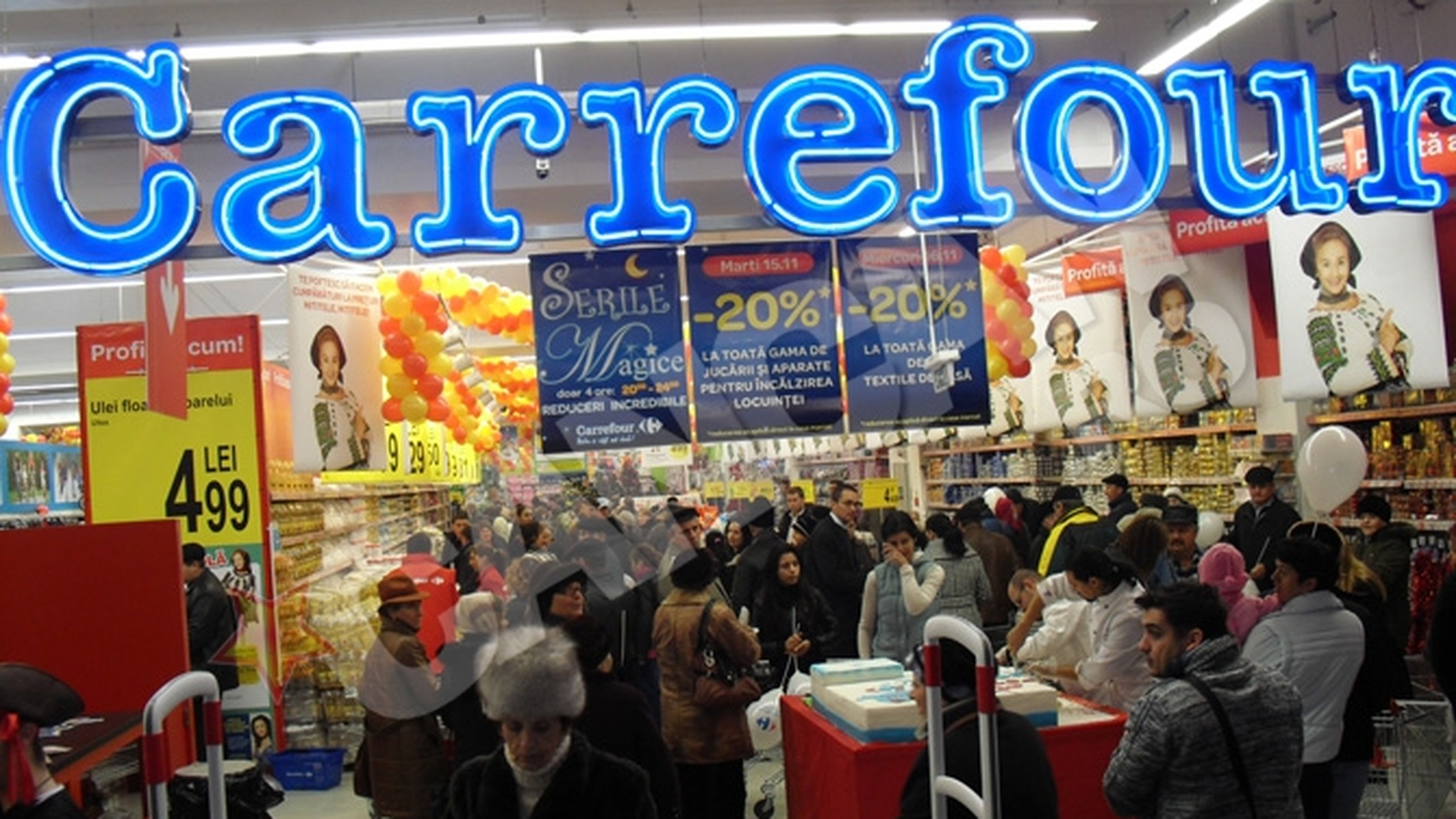 Sofia Vicoveanca a dat sute de autografe la la inaugurarea Carrefour Botosani