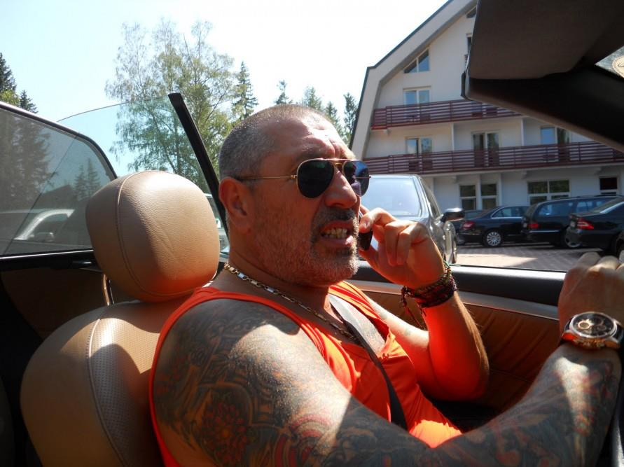 Serghei Mizil se bucură mereu de compania mașinii și a telefonului personal / Sursă foto: Facebook