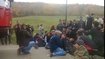 Protestatarii din Pungeşti spun că au renunţat la greva foamei din cauza abuzurilor jandarmilor