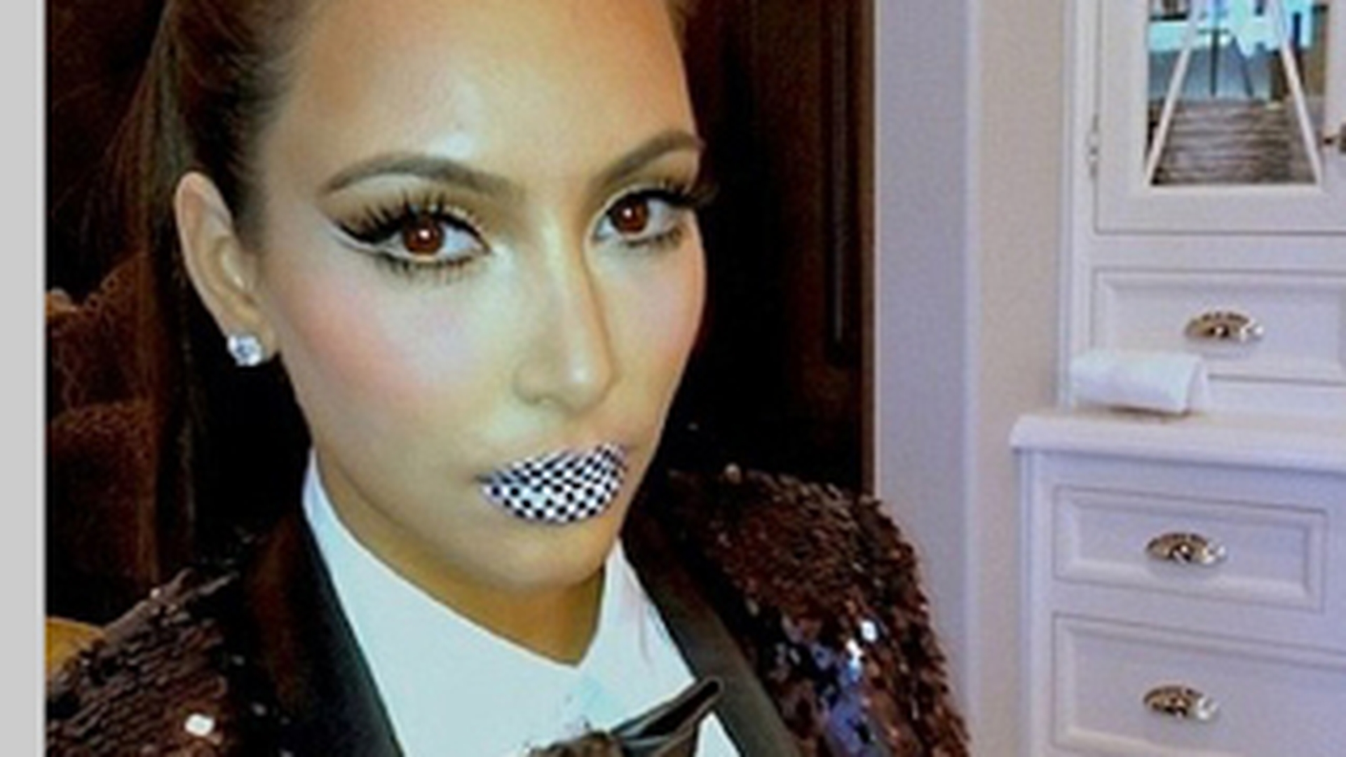 Noua moda! Kim Kardashian iti prezinta tatuajul pentru buze!