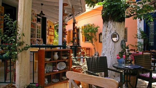 Românii care merg în Grecia trebuie să știe. Țeapa de zile mari luată de o turistă, la un restaurant: „Înșelătorie cu zâmbetul pe față”