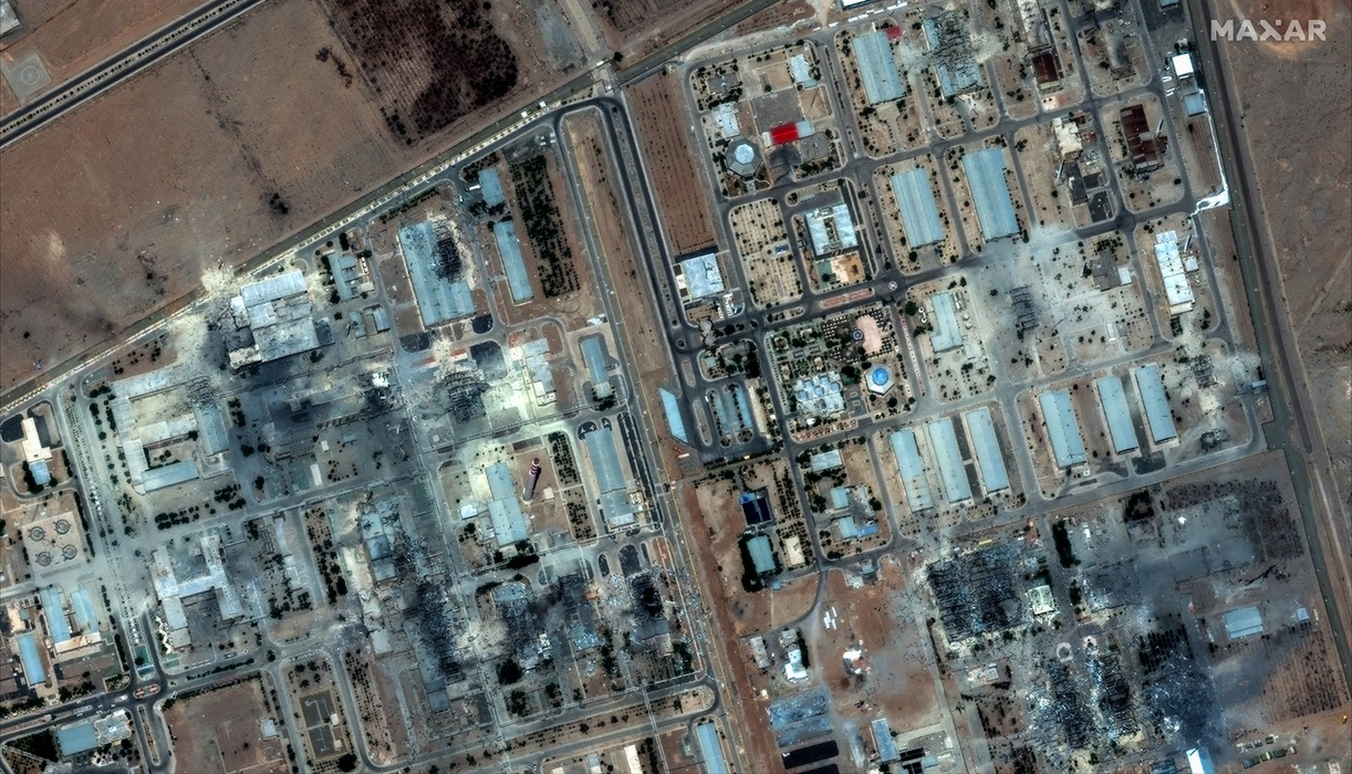 Imagine din satelit furnizată de Maxar Technologies care arată pagubele produse în urma loviturilor SUA asupra instalației de îmbogățire nucleară de la Isfahan din centrul Iranului. Foto: Profimedia