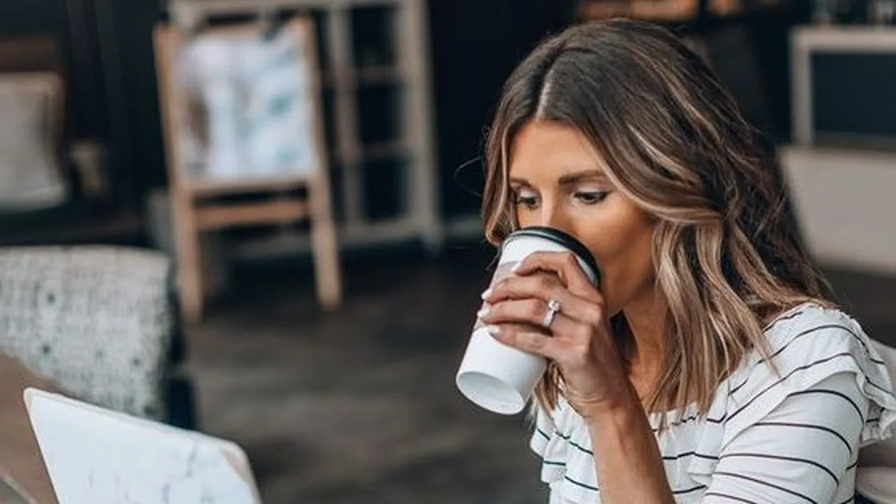 Nu o să-ți vină să crezi pe ce sparg banii modelele de videochat!