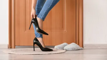 Rămâne casa mai curată dacă te descalți la intrare? Ce spun experții în igienă