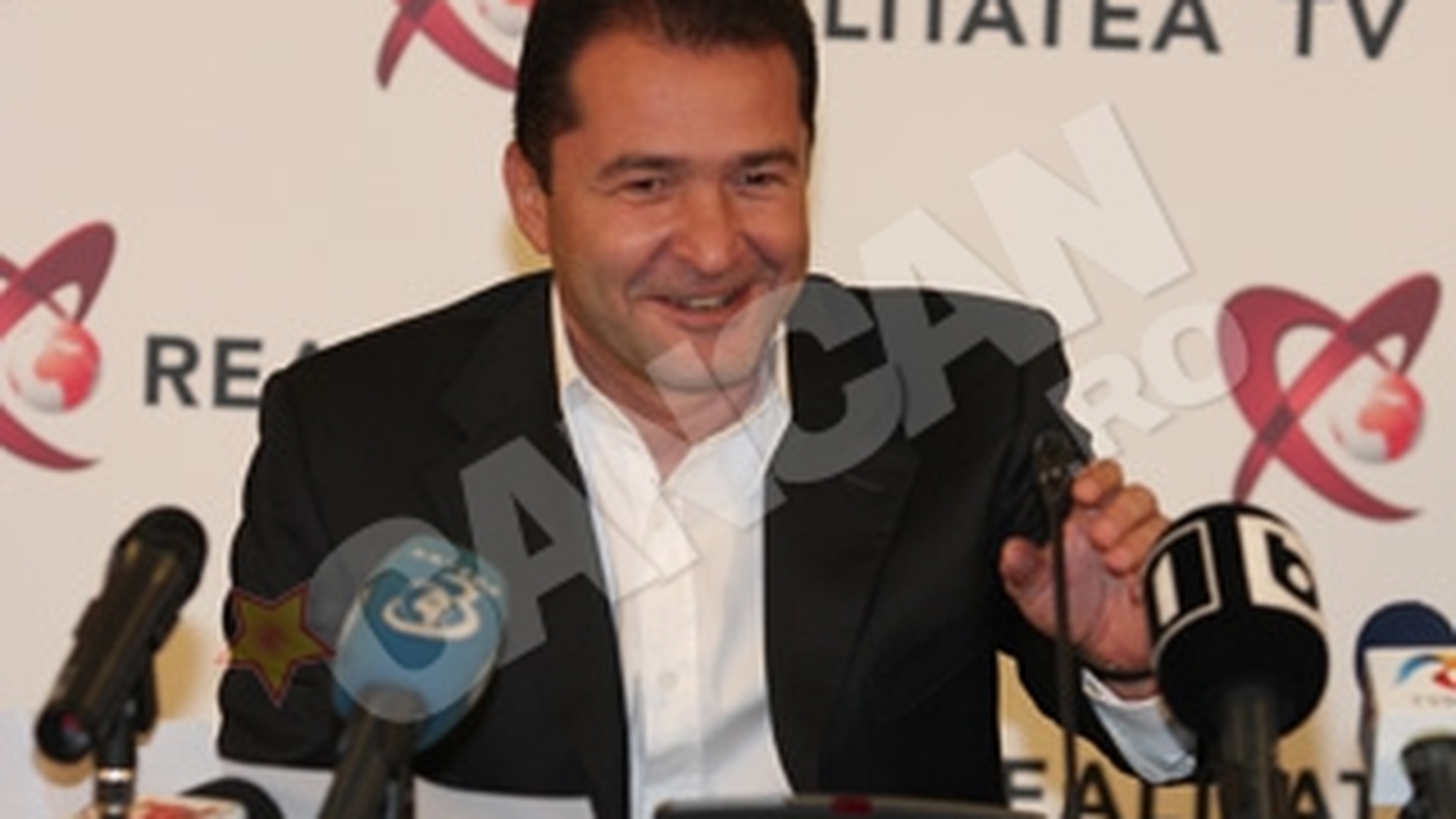 Elan Schwartzenberg l-a somat pe Sebastian Ghita din noul sediu al Realitatii TV: "In cazul in care ne vor pune piedici, ne vom ocupa ani de zile de ei, in justitie!"