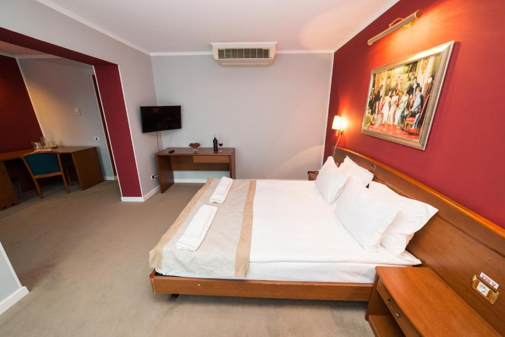 Suma e colosală! Câți lei costă o noapte de cazare în hotelul de 4 stele al lui Cristi Borcea din Mamaia. Micul-dejun, prânzul și cina sunt incluse în preț