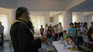 Au furat de la sărmani. Hoții au călcat locuințele din Valea Screzii ale orfanilor îngrijiți de părintele Tănase