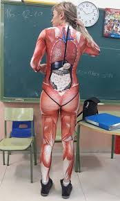 Imaginile care au devenit virale! Cum a venit îmbrăcată la școală o profesoară? „Le-a oferit o lecție de biologie copiilor”