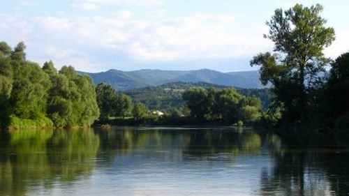 Un copil de cinci ani din Brașov este căutat de pompieri! Minorul a fost luat de ape