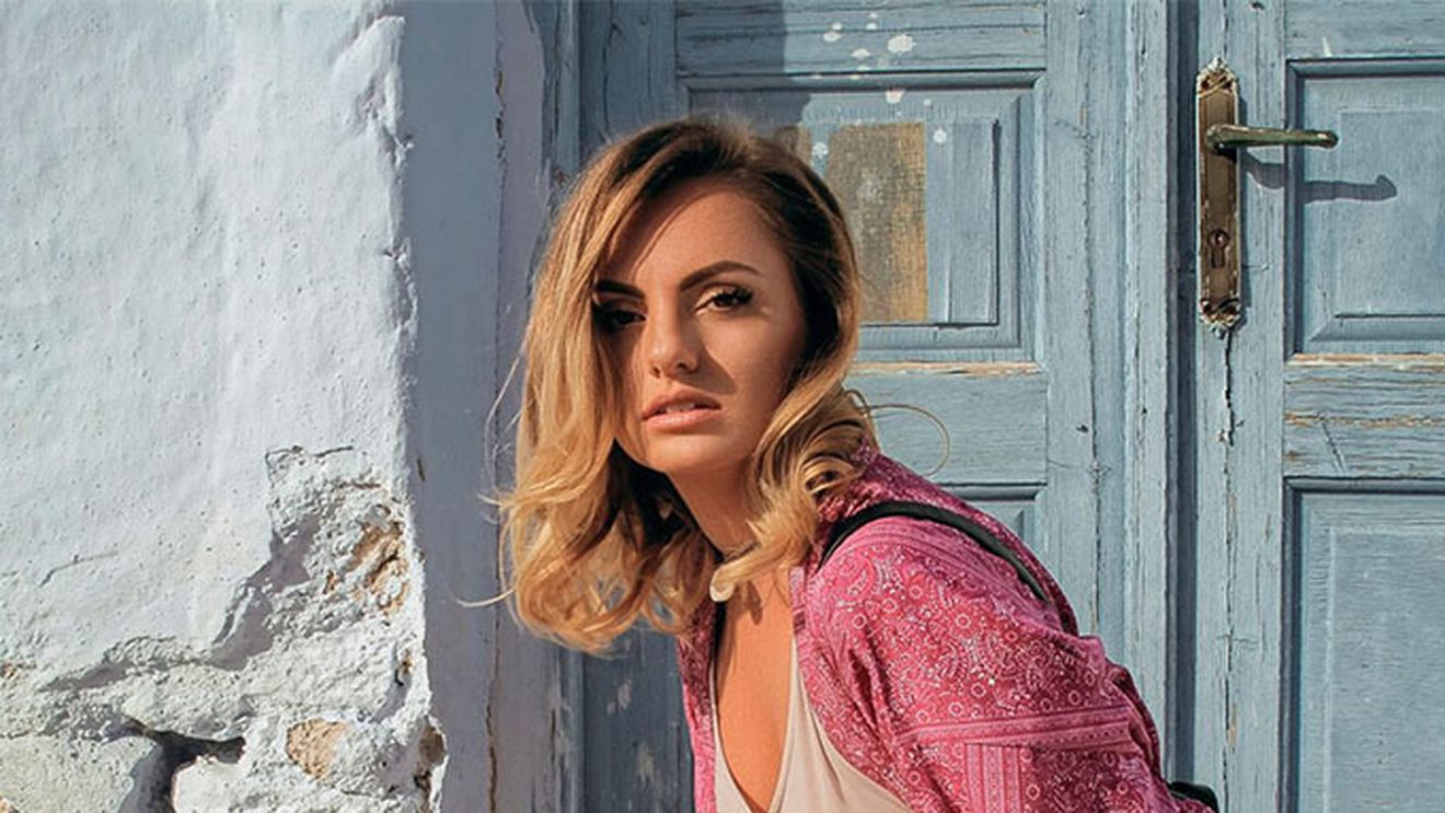 ALEXANDRA STAN s-a pozat cu un băieţel, iar fanii au întrebat-o imediat: ”E copilul tău?” Cât de bine seamănă cei doi