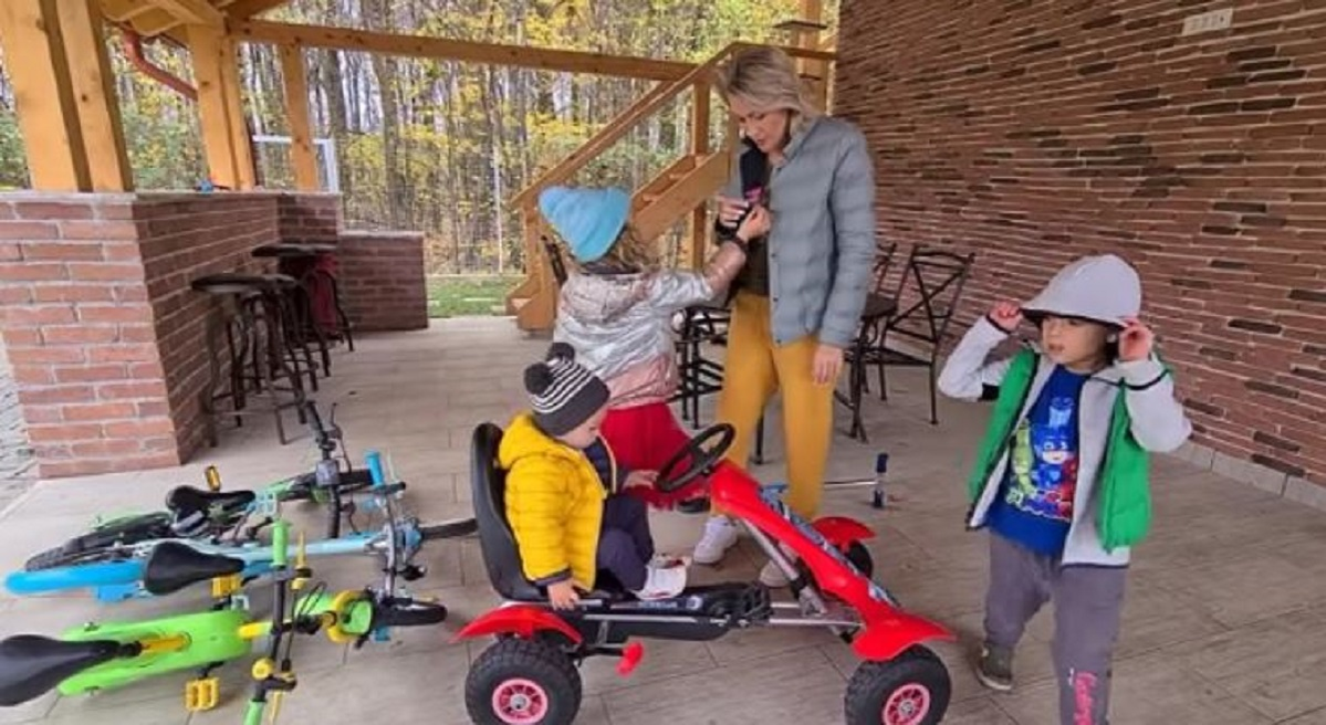 Mirela Vaida alături de cei trei copii ai ei/ sursă foto: captură video