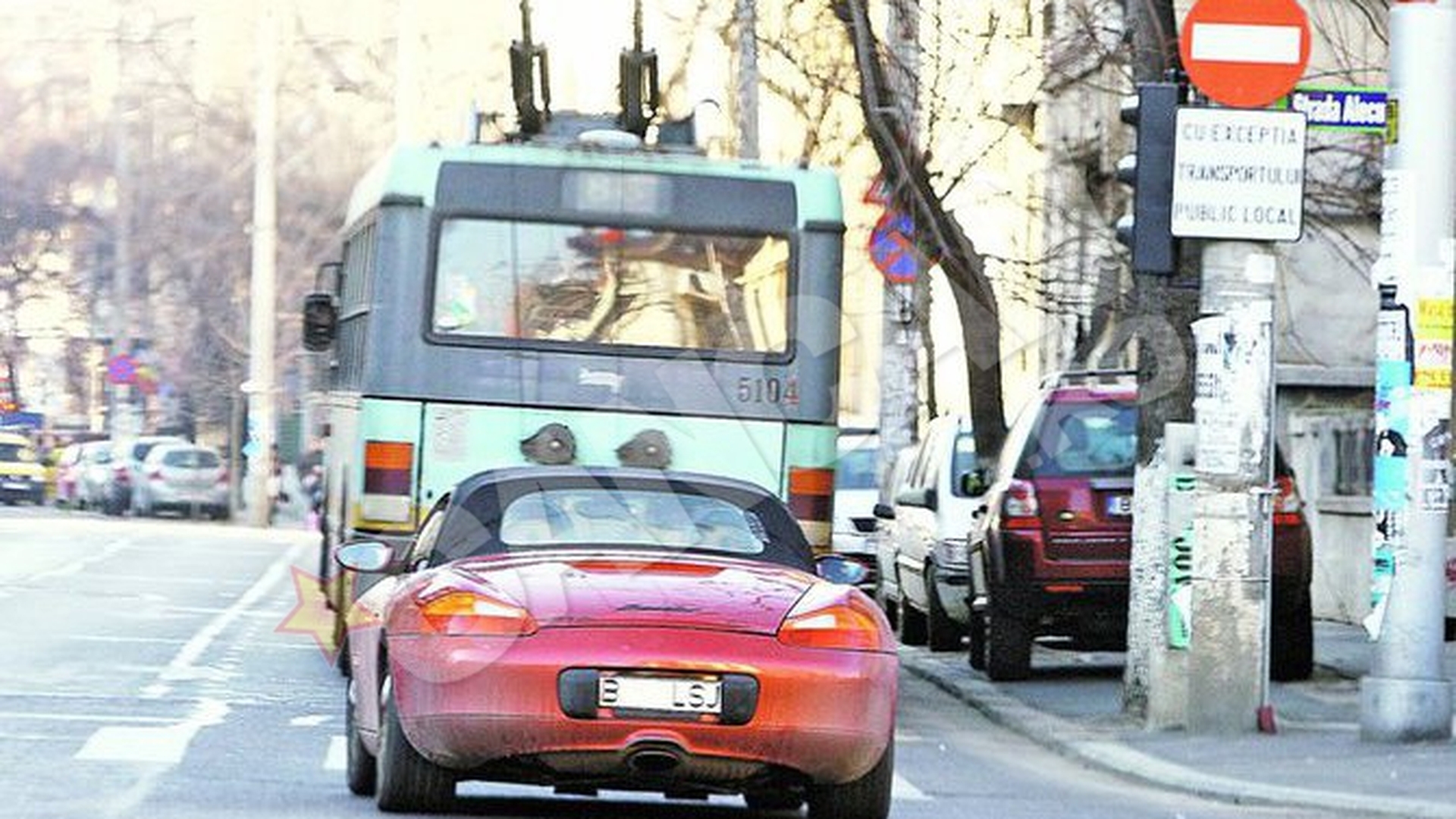 Nimic nu e interzis pentru "Edy de Romania"! A driblat un troleibuz