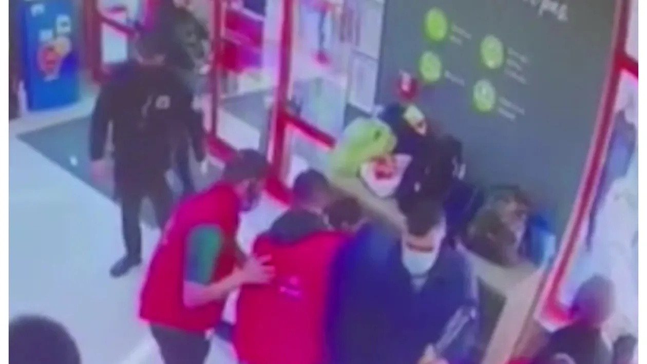 Bătaie într-un magazin din Buzău, după ce un client a fost rugat să își pună masca de protecție