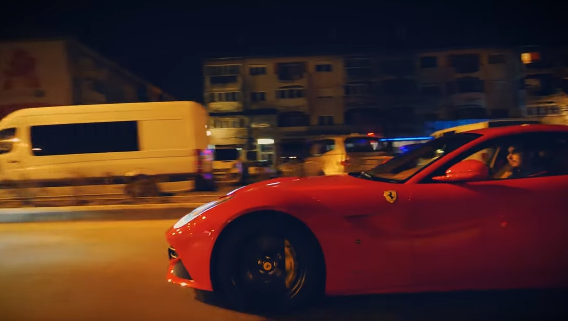 Ovidiu Pop, "Regele jocurilor pe telefon", la bordul Ferrari-ului său