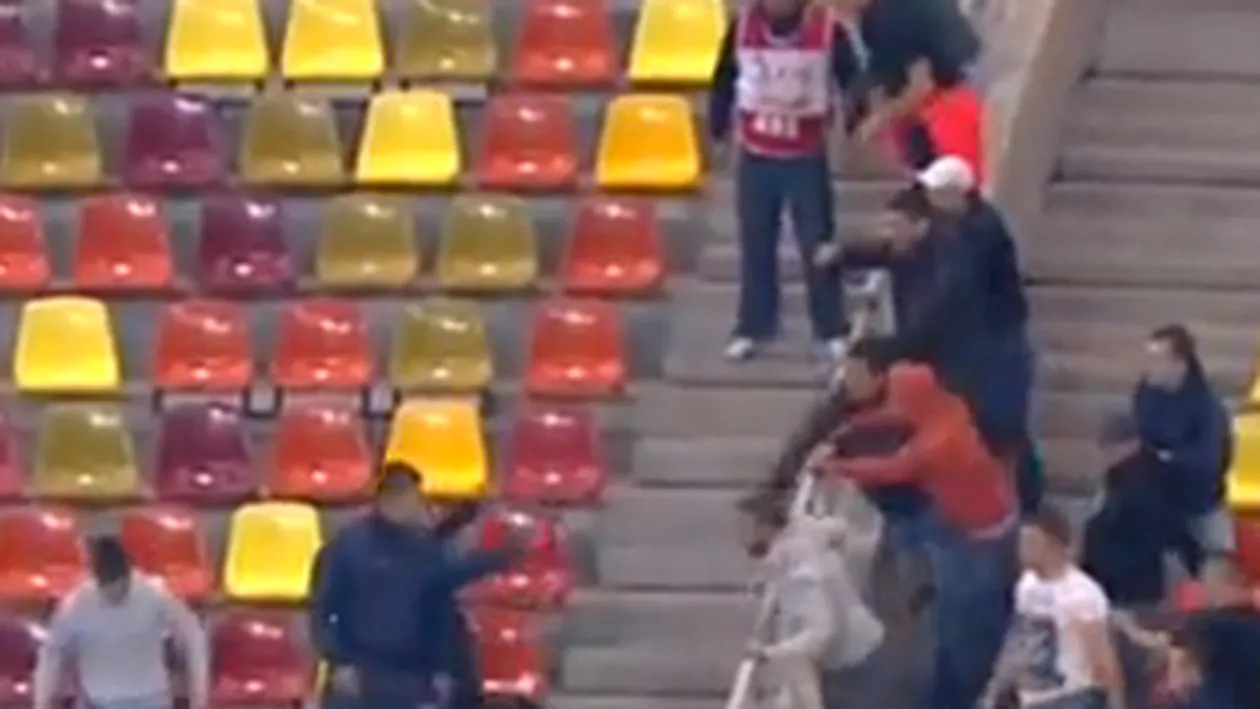 VIDEO Lupte aprige in tribune la derby-ul dintre Dinamo si Rapid. Fanii s-au cautat prin peluze si s-au caftit cu curelele