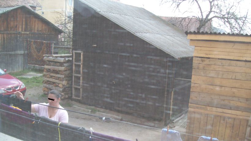 O bataie made in Romania! Doua vecine s-au luat la pumni din cauza unei sarme pline de chiloti!