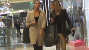 Terapie prin shopping si filme! Antonia se distreaza cu Sore prin mall, ca sa uite de suparare