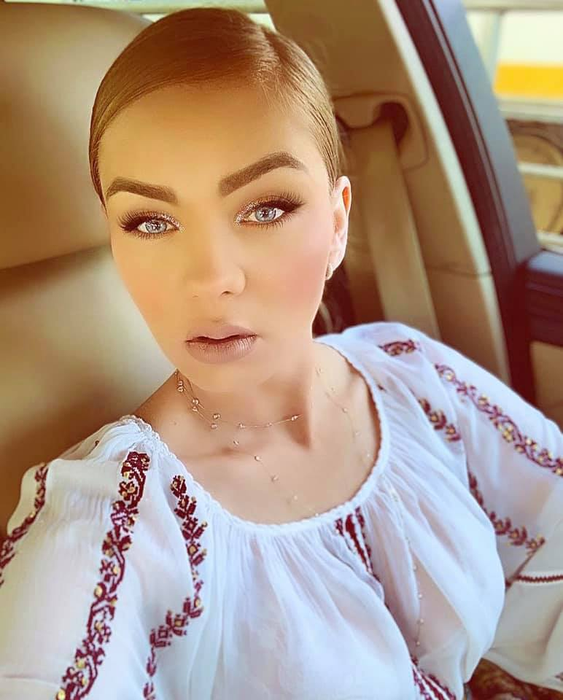 Maria Constantin pozează-n divă, dar astăzi, de ziua ei, a comis-o. Cântăreața s-a făcut de râs în public