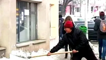 Un consilier de la Primaria Piatra Neamţ le-a pus lopeţi în mână cerşetorilor şi a spus că îi plăteşte dacă dau zăpada! Cum au reacţionat oamenii