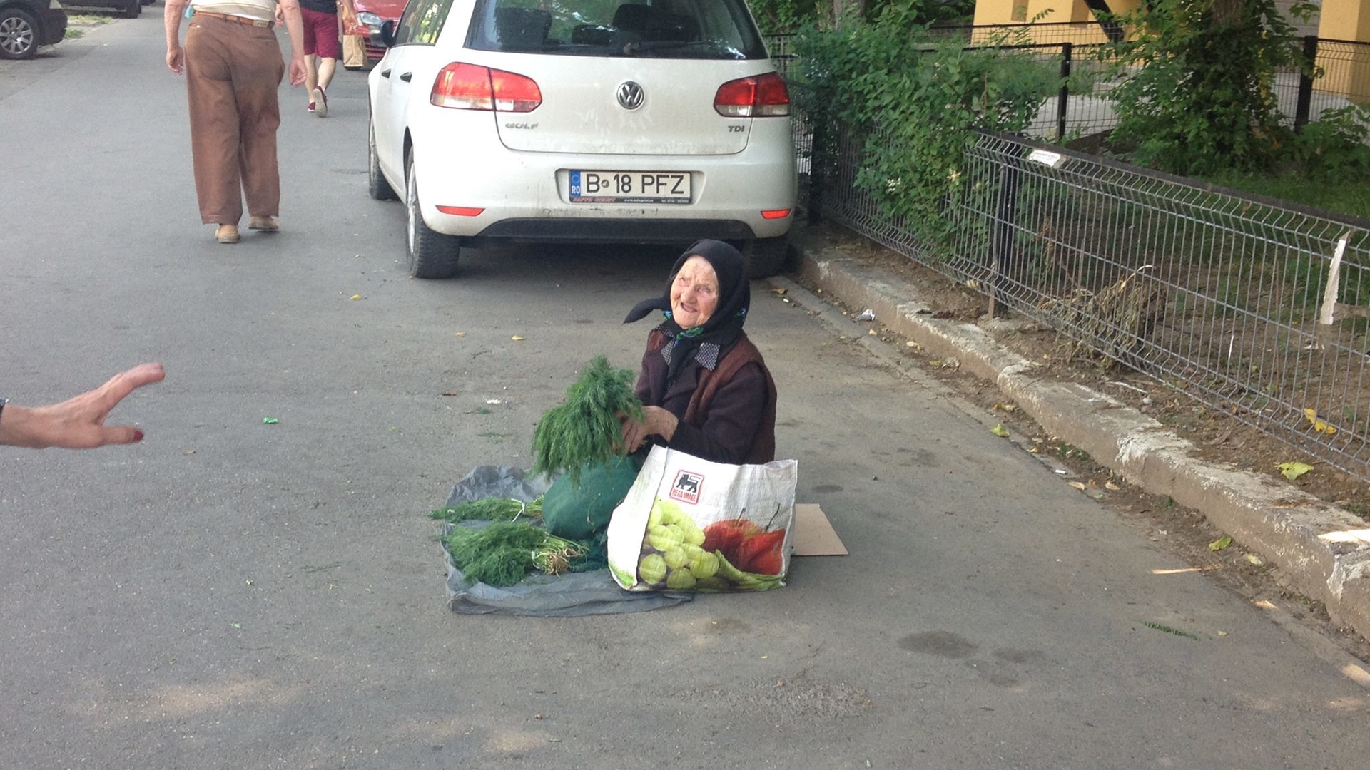 Povestea emoţionantă a bătrânei care vinde mărar la Obor. Cu lacrimi în ochi, imploră lumea...