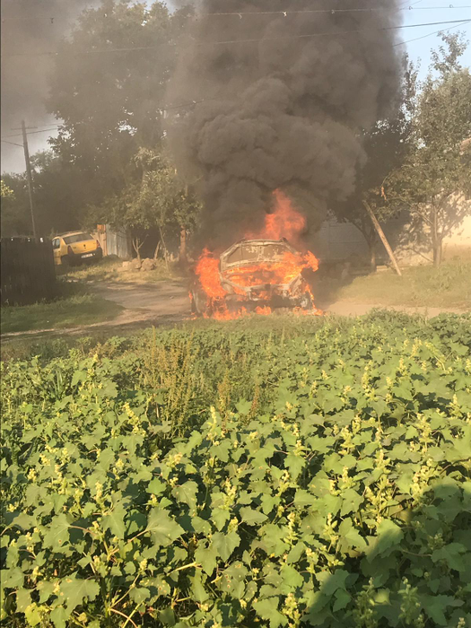 Torță pe roți. Șoferul a observat fum și a coborât. Mașina a fost mistuită de flăcări | VIDEO