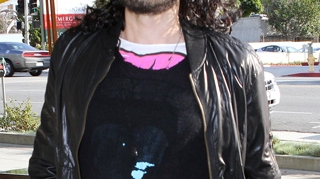 Nu o vrea pe Katty Perry, dar o curteaza pe sosia ei! Russell Brand a pus ochii pe Zoey Deschanel!