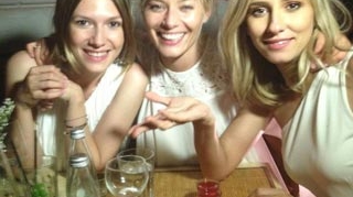 Imagini de la petrecerea burlacitelor a Danei Rogoz! Uite cum s-au distrat Adela Popescu si Laura Cosoi!