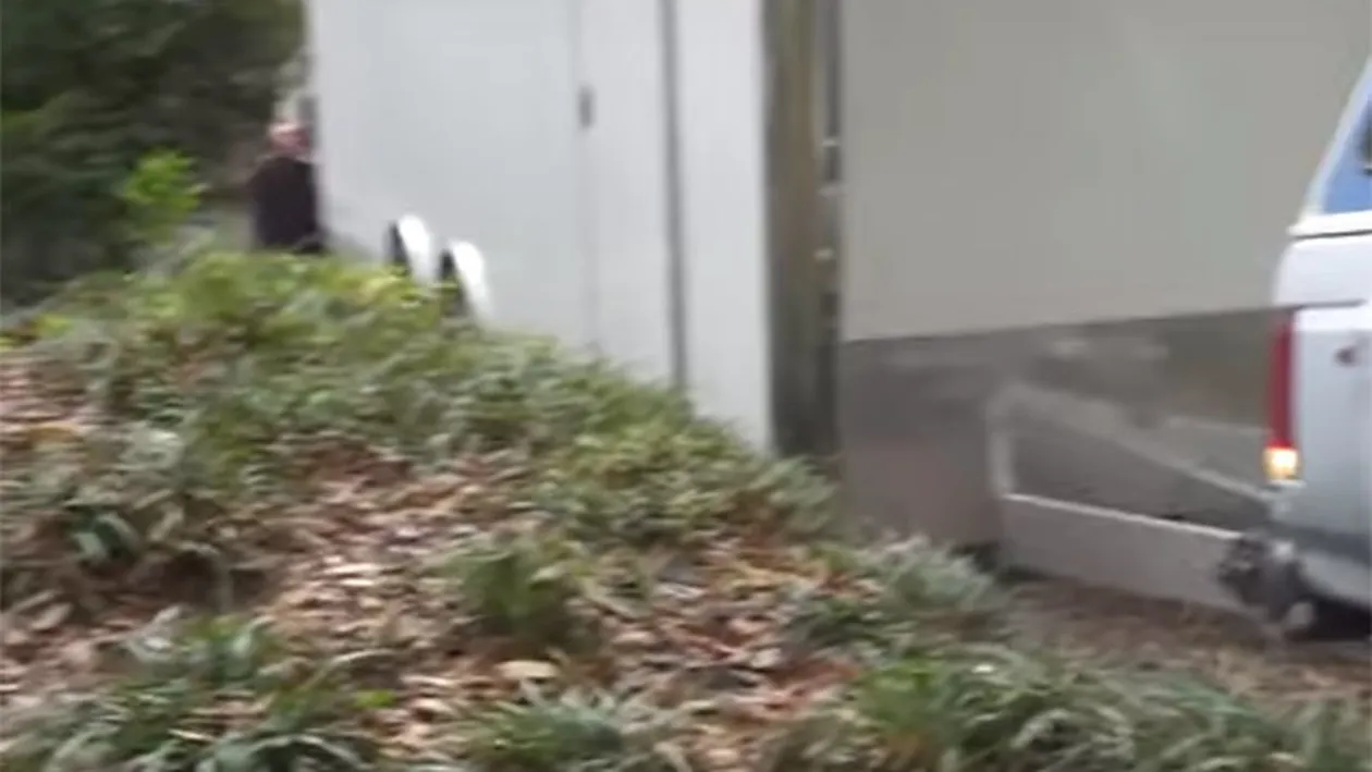 Fabulos! Ce au descoperit autorităţile într-un garaj abandonat de 30 de ani. Înainte să-l demoleze, experţii au...