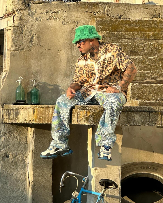 Fostul Madonnei l-a marcat pe Alex Velea: unghii făcute, păr colorat și stil ieșit din tipare. Ca el a vrut să fie soțul Antoniei și a reușit: “E excentric!”