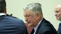 Alec Baldwin, în lacrimi în sala de judecată! Actorul a scăpat de acuzații după ce a împușcat-o mortal pe Halyna Hutchins, pe platourile de filmare