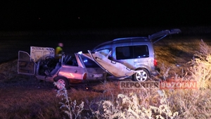 Impact frontal între o Dacie 1310 şi un VW în Buzău! Au murit pe loc: pe cine au găsit poliţiştii la volan