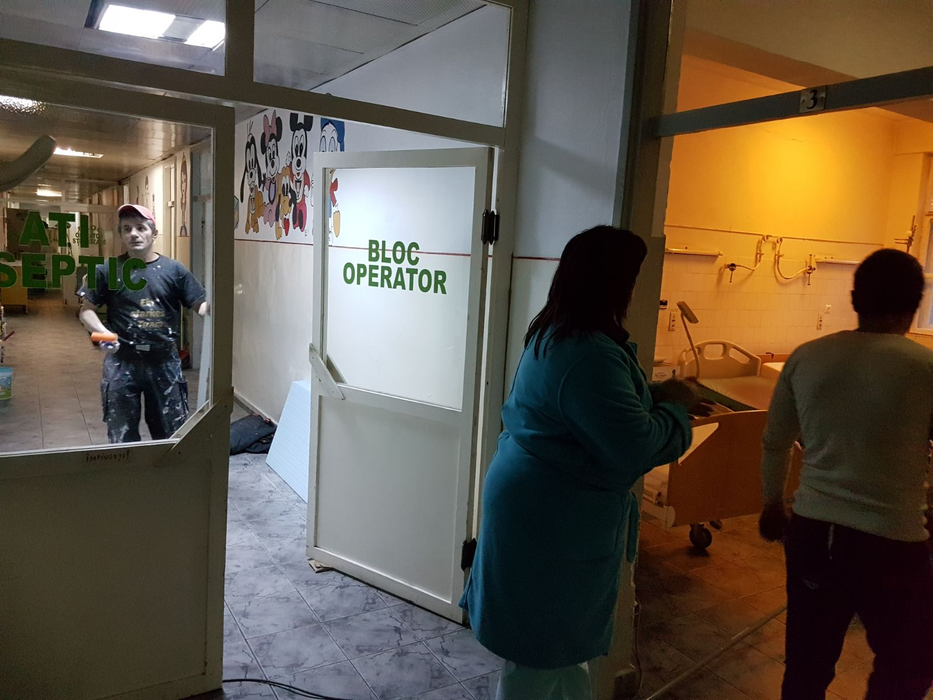 Brancardierii, medicii și asistentele au lucrat la renovare cot la cot cu muncitorii