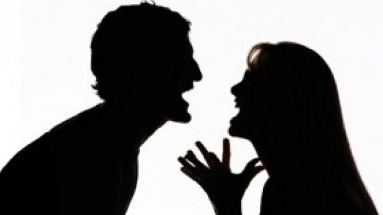 Razbunarea unei romance pe iubitul ei! I-a lipit prezervative pe usa apartamentului si i-a lasat un biletel: Esti un...