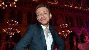 Stephan Pelger, creatorul de modă care a îmbrăcat-o şi pe Carmen Iohannis, a făcut dezvăluiri despre viaţa lui: "Sunt înfiat de la un an, n-am avut..."