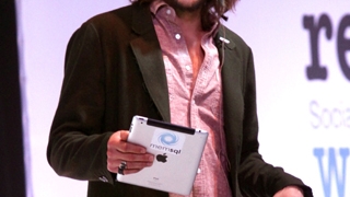 Ashton Kutcher citeste mai bine daca se joaca cu sticla de apa