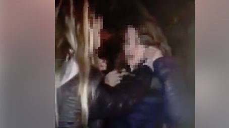 Șocant! O elevă din Galați a fost bătută de două fete pe stradă, iar persoanele care erau de față nu au intervenit ci au filmat amuzate incidentul scandalos