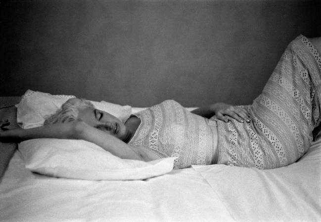 Marilyn Monroe, aproape goală! Fotografii pe care nu le-ai văzut niciodată cu celebra actriţă