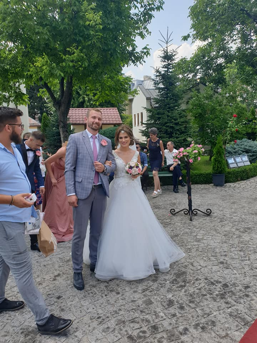 Sora Biancăi Drăgușanu, din nou în fața altarului! Oana a eclipsat-o cu ținuta ei pe mireasa care a avut o rochie stil prințesă