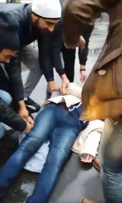 Femeia accidentată grav a fost urcată în dubă, pentru că nu exista nicio ambulanţă disponibilă