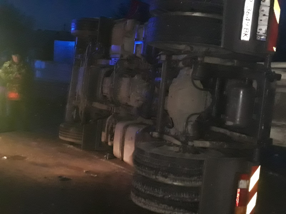 Accident cumplit pe DN6! Două TIR-uri s-au ciocnit violent, iar unul dintre șoferi a rămas încarcerat
