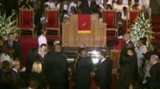 Bobby Brown, dat afara din biserica unde se afla trupul neinsufletit al lui Whitney Houston! Nu i s-a permis sa asiste la ceremonia de inmormantare!