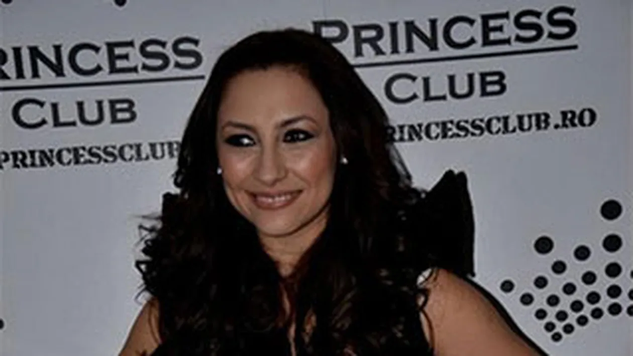 Andra, imbratisata de Andreea Marin in club! Vezi cum a facut senzatie intr-un concert caritabil pentru copiii defavorizati