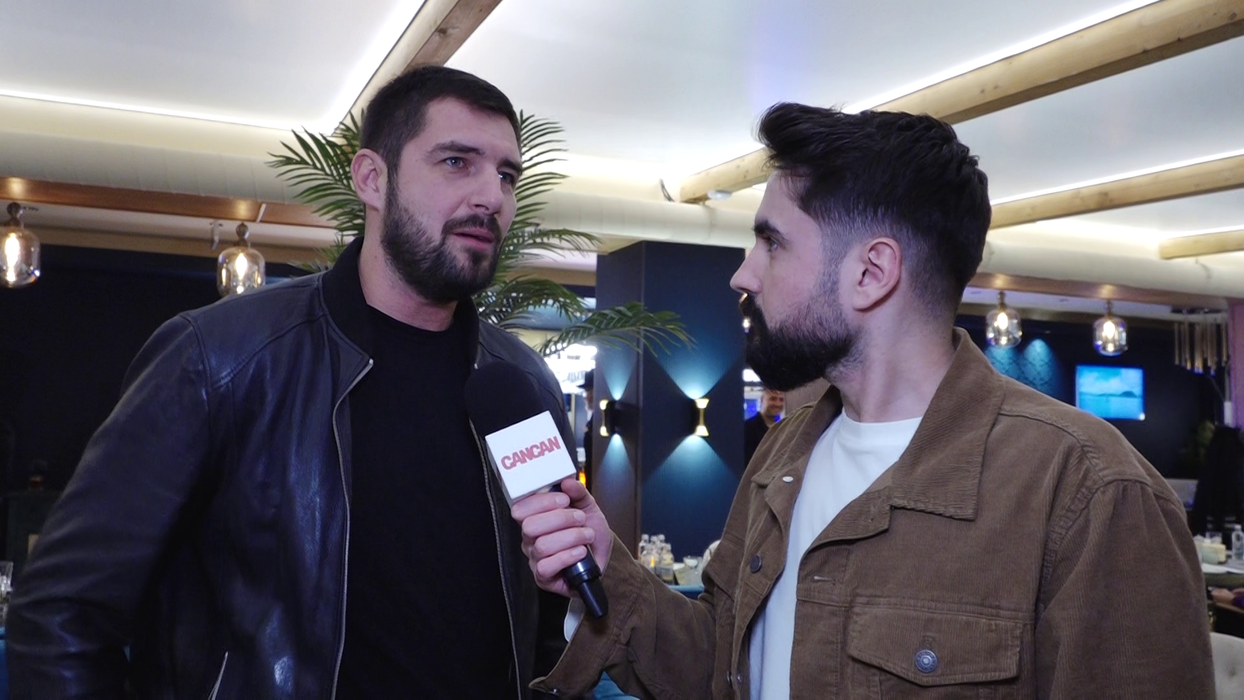 Într-o notă serioasă, prezentatorul TV dezbate soarta băiețelului său, a cărui dorință este să se mute alături de tată, la București, când va începe liceul (Foto: captură video)
