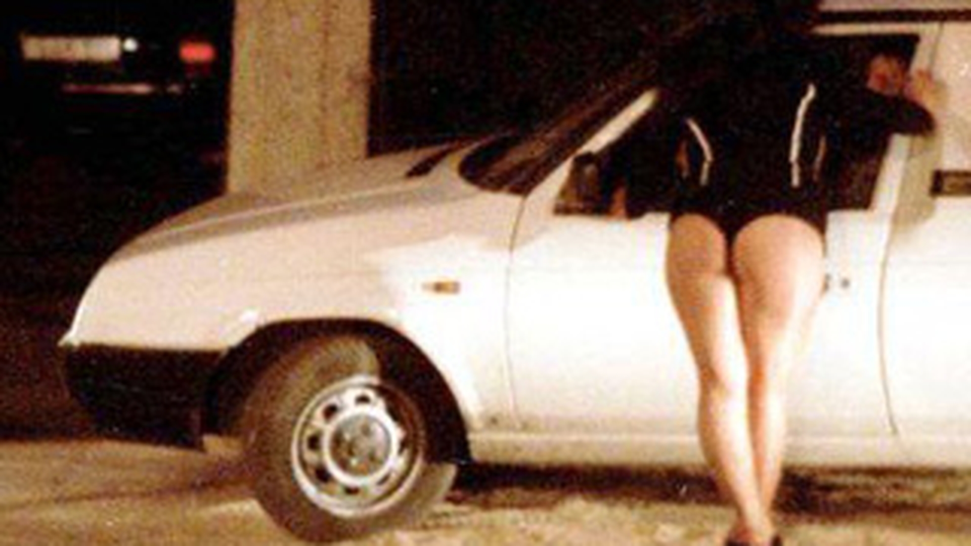Patru persoane, arestate dupa ce au racolat si exploatat sexual mai multe tinere