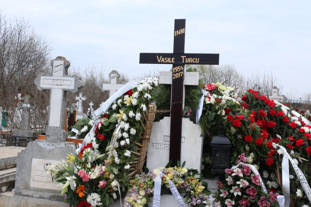 Cei care au dorit să lase un omagiu la mormântul lui Vasile Turcu au depus un număr absolut impresionant de coroane şi flori, majoritatea în culorile alb şi roşu, emblematice pentru Clubul Dinamo, al cărui acţionar a fost pentru o perioadă bună de timp.