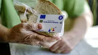 Sute de mii de români au rămas fără bani pe cardurile sociale. Ce explicație are Ministerul Muncii