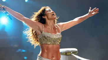 Jennifer Lopez a căzut pe scenă când bătea cuba cu fanii! Ce reacție a avut artista