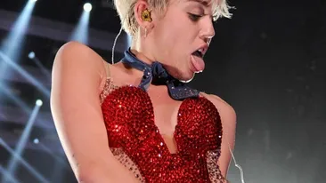 MILEY CYRUS, cea mai sexy apariţie de până acum! Aşa s-a îmbrăcat cântăreaţa